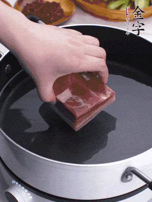 金字淡咸肉冷水入鍋煮15分鐘。