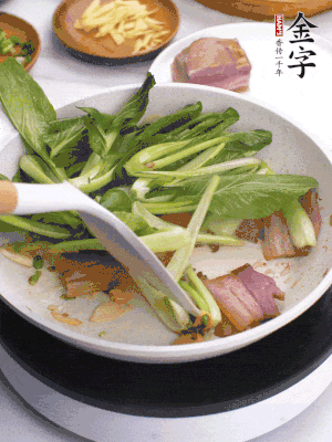下小青菜翻炒，菜梆子變軟時(shí)，撒一點(diǎn)鹽、雞精調(diào)味。