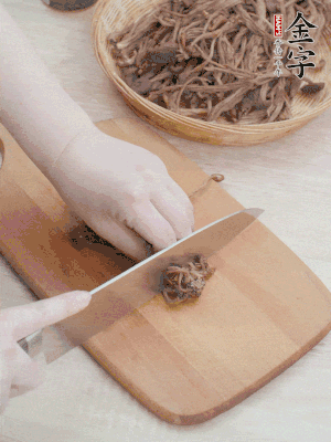 干茶樹菇浸泡過夜，去老根焯水，擠干水份。