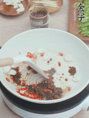 熱鍋涼油，姜蒜、辣椒、金字火腿xo醬炒香。