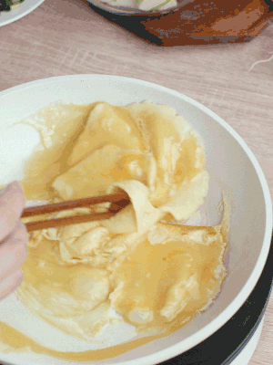 油6成熱時，下雞蛋液，邊緣凝固時翻拌成塊狀。