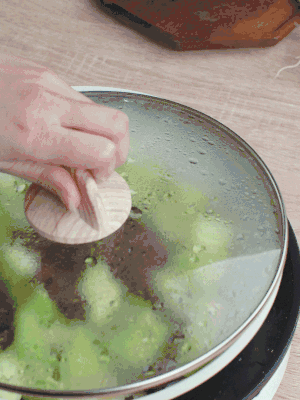 西葫蘆略出水時，加一小撮鹽調(diào)味。