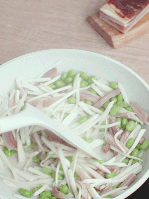 下茭白絲、青豆翻炒。