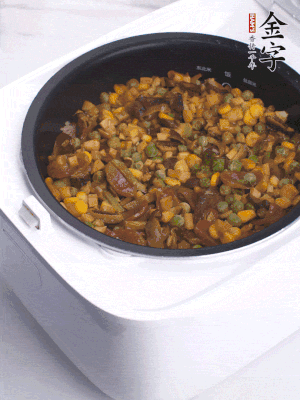 電飯煲按煮飯鍵，出鍋撒蔥花。