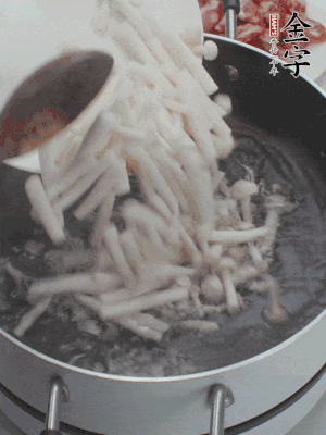 白玉菇改刀焯水30秒。