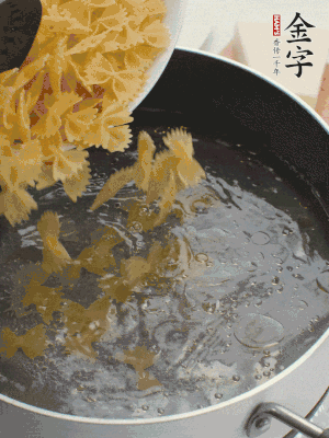 蝴蝶面加橄欖油煮熟；豌豆焯水30秒。