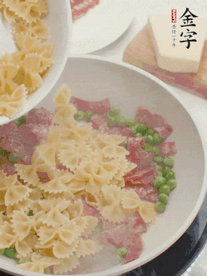 1小勺鹽調(diào)味，混合一起燉煮一下。