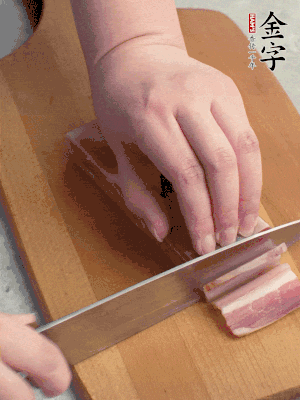 百合切去頭尾，分開(kāi)洗凈;咸肉切薄片。