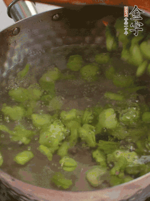 鍋中水沸，放一撮鹽，下蠶豆豆瓣焯3分鐘，下百合，3秒撈出，一起撈出瀝水。