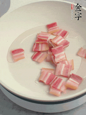 鍋中少許油，金字淡咸肉煸香。