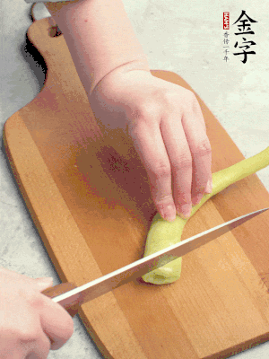 蔥切段，姜切絲，辣椒斜切成塊。