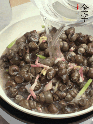 倒處理干凈的螺螄翻炒，加3勺料酒。加清水蓋過螺螄，中火蓋蓋煮5分鐘。