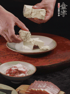 一塊老豆腐掰成大塊。