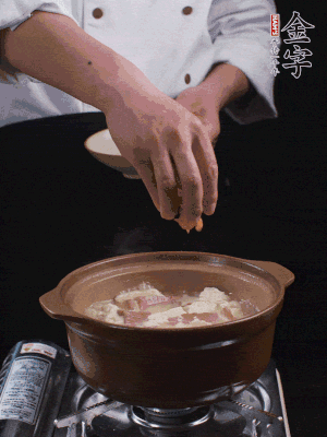 下蝦仁干，煮5分鐘。撒蒜葉，煮1分鐘。
