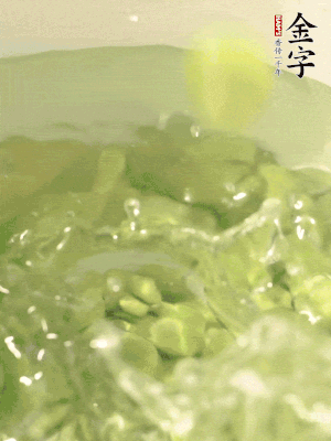 新鮮蠶豆熱水焯水30秒，然后浸入涼水。