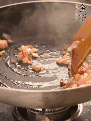 熱油爆香大蒜粒，煸香咸肉丁，淋一勺黃酒調(diào)味。