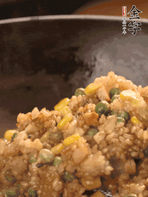再下糯米，1勺蠔油、2勺生抽調(diào)味翻炒均勻。