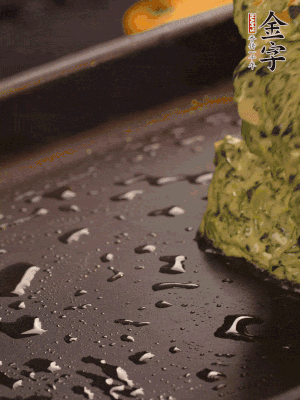 熱鍋擦一下油，下面糊攤平。