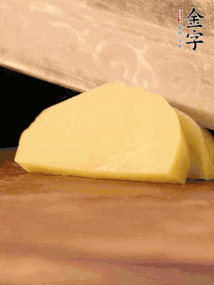 土豆去皮切丁。水開后，放入鍋中煮2-3分鐘，撈出瀝干水分。