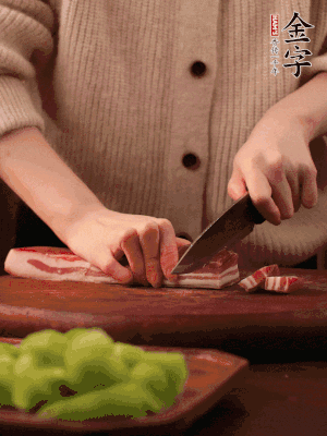 金字淡咸肉切片，冷水入鍋，加姜片、料酒略焯水。同步，五花肉切塊焯水。