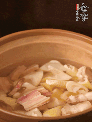 春筍、咸肉、咸肉一起入砂鍋，加姜片、料酒、清水大火煮沸到湯色變白。轉(zhuǎn)小火慢篤半小時(shí)。