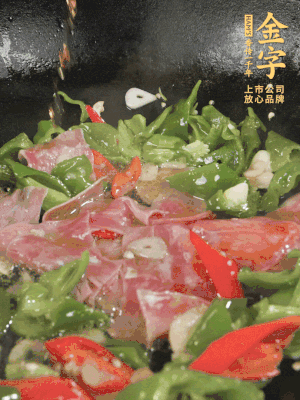 再下蒸炒火腿煸炒，加少許白糖提鮮。