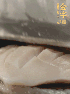 鮑魚用勺子撬出來，去掉內(nèi)臟和牙齒，加面粉、白醋、鹽、啤酒抓一下，清水洗凈，切花刀。