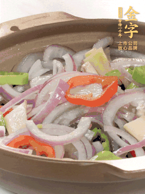 砂鍋底鋪上香菜，放上料頭，再放上焯過水的鮑魚殼。