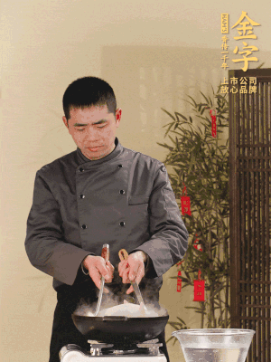 整只土雞冷水下鍋，加蔥姜、料酒焯水，撈出后用溫水清洗干凈。