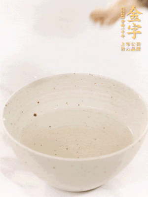 羊肚菌流水洗凈2遍后，溫水泡發(fā)15-20分鐘。