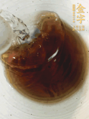 黃酒中加清水、蒸魚豉油、白砂糖混合均勻。