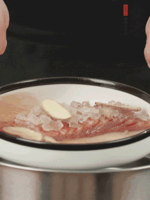 置于盤中，加冰糖100g、黃酒100g、水200g，上鍋蒸20分鐘。
