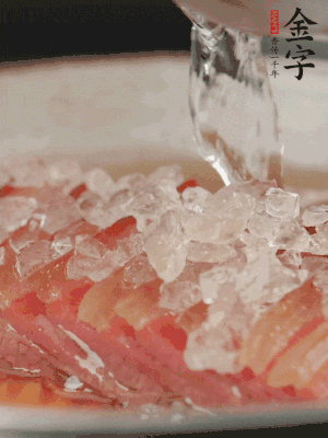 依舊放上冰糖100g、黃酒100g、水200g，鍋中再蒸15分鐘。