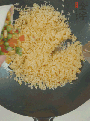 下豌豆粒、胡蘿卜粒、玉米粒。（買現(xiàn)成冷凍的雜菜即可，非常方便）