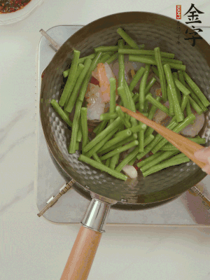 下掰好的缸豆段翻炒，略燜煮。
