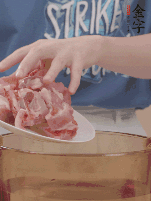 排骨剁小塊，加姜片、料酒沸水下鍋焯水。