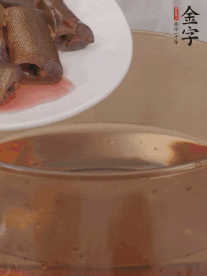 處理干凈的黃鱔段，加姜片、料酒沸水下鍋焯水。撈出用涼水沖洗干凈。