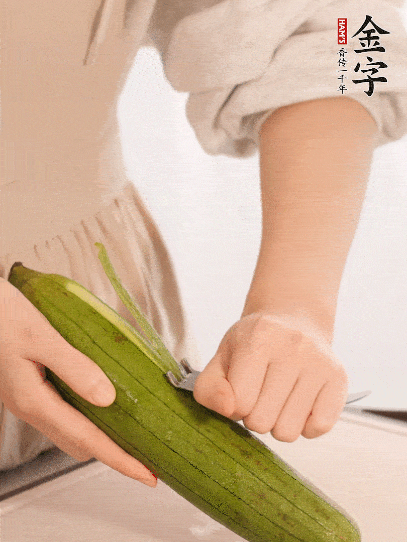 絲瓜去皮切滾刀塊用鹽殺一下水分洗凈。