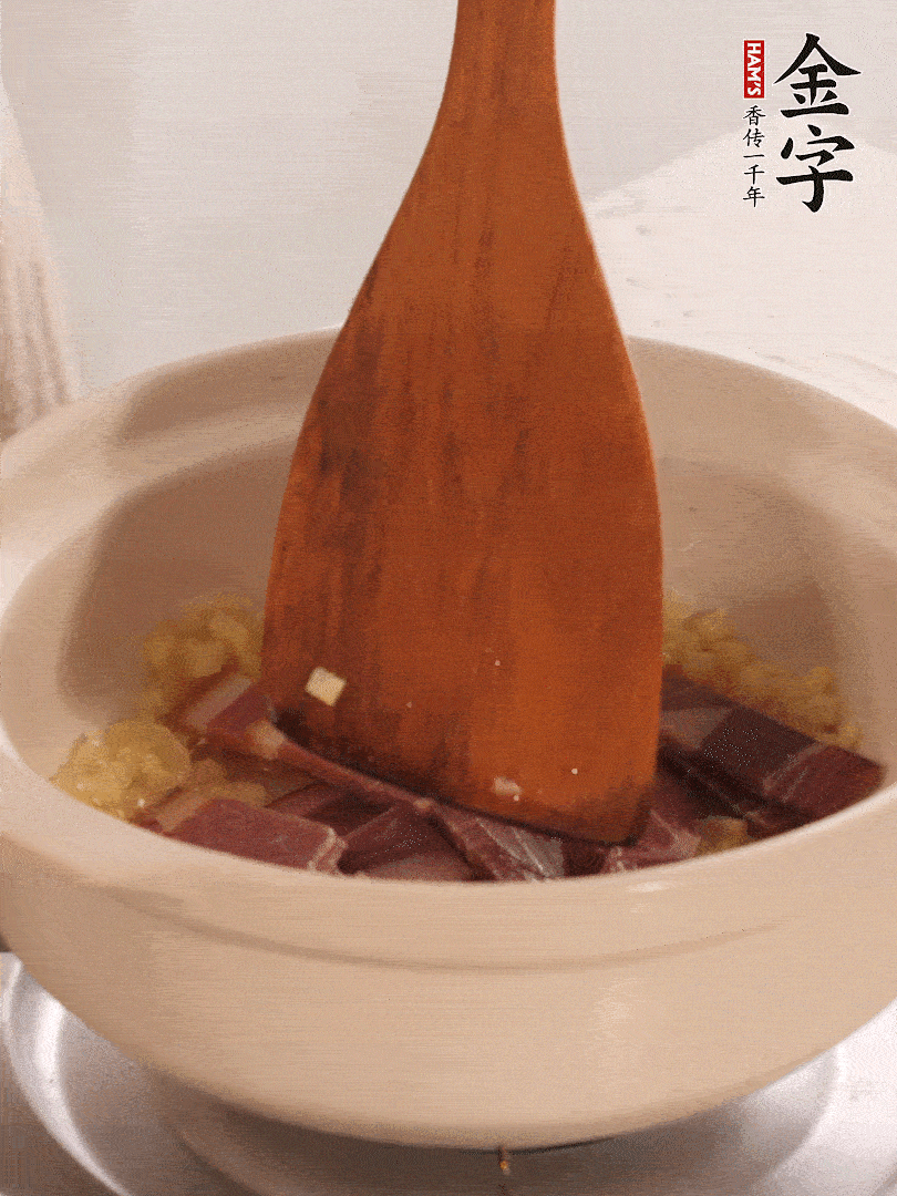 加熱水，加入白菜蓋上蓋子煨煮3分鐘。