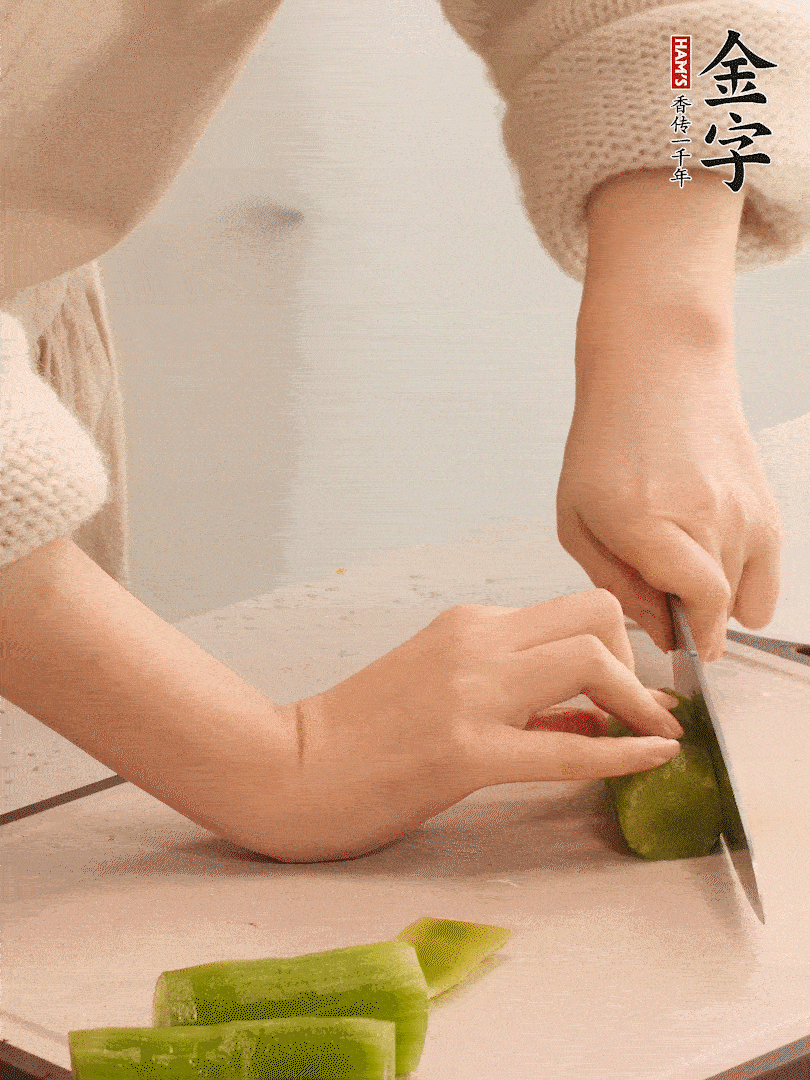 萵筍和白蘿卜用擦絲器擦成細絲。