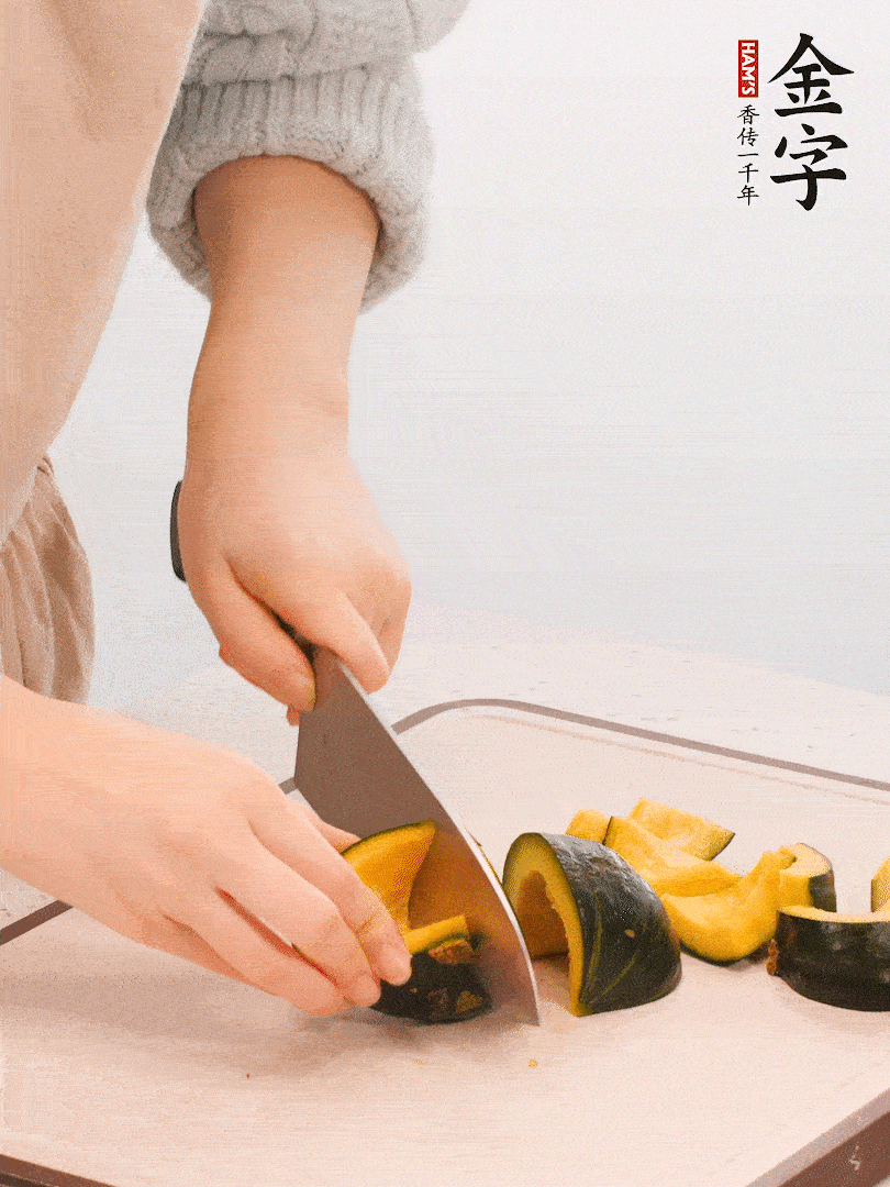 貝貝南瓜切小塊，生姜切成姜絲。