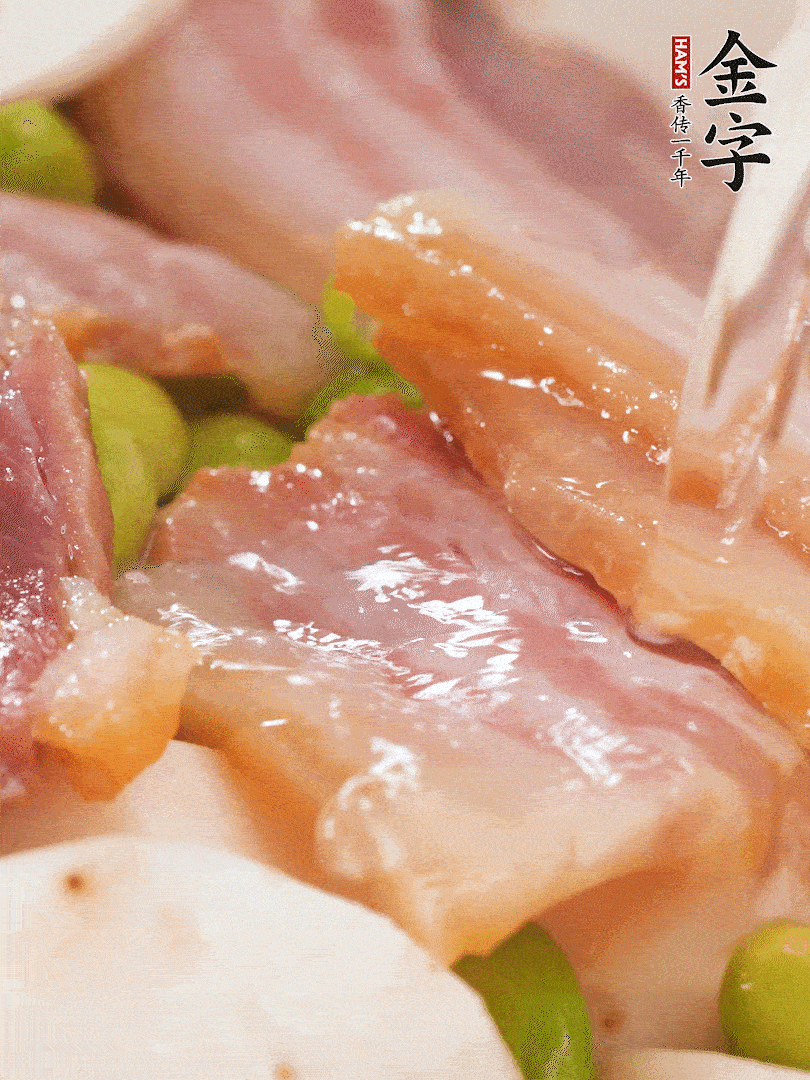 倒入芋艿、熟毛豆，翻炒均勻，加1小碗水煮開(kāi)