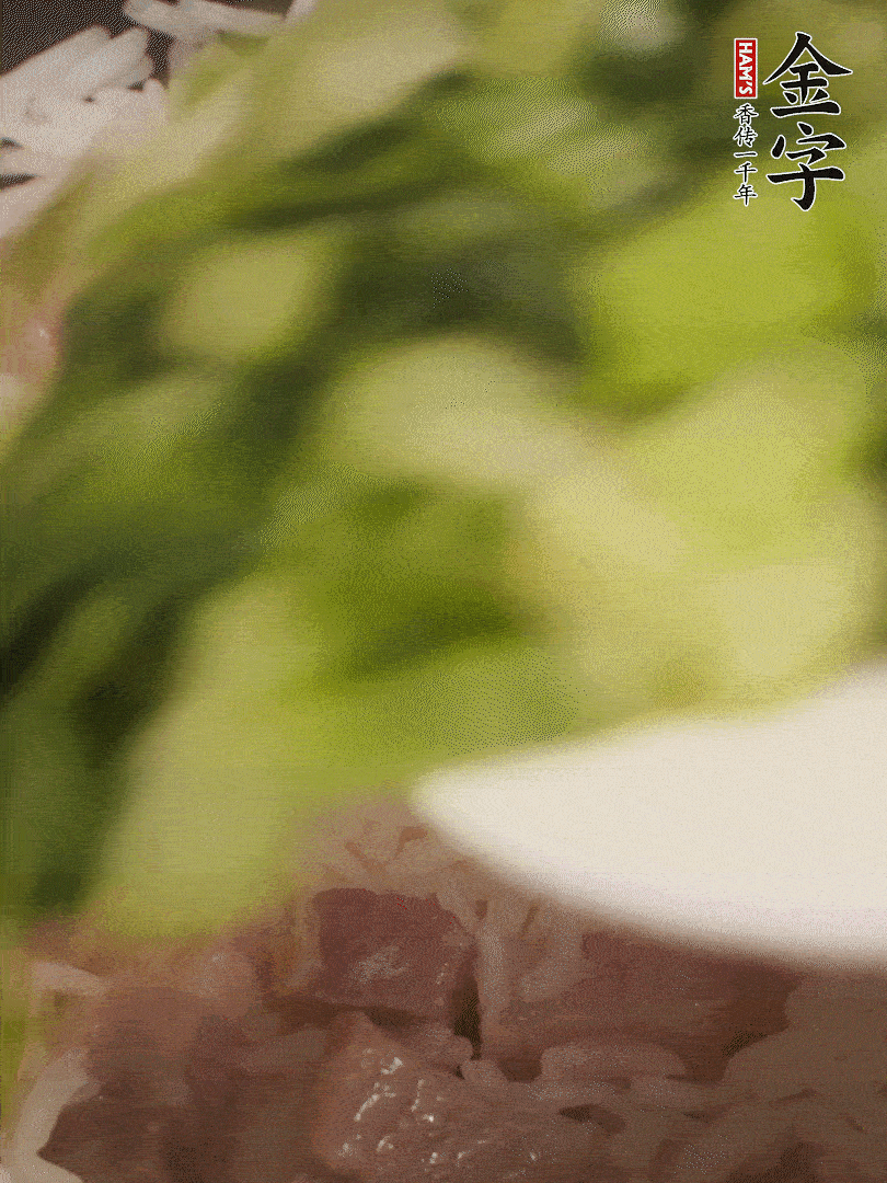 將燜煮好的米飯，倒入炒熟的蔬菜中，翻炒均勻鍆繼續(xù)燜煮5分鐘