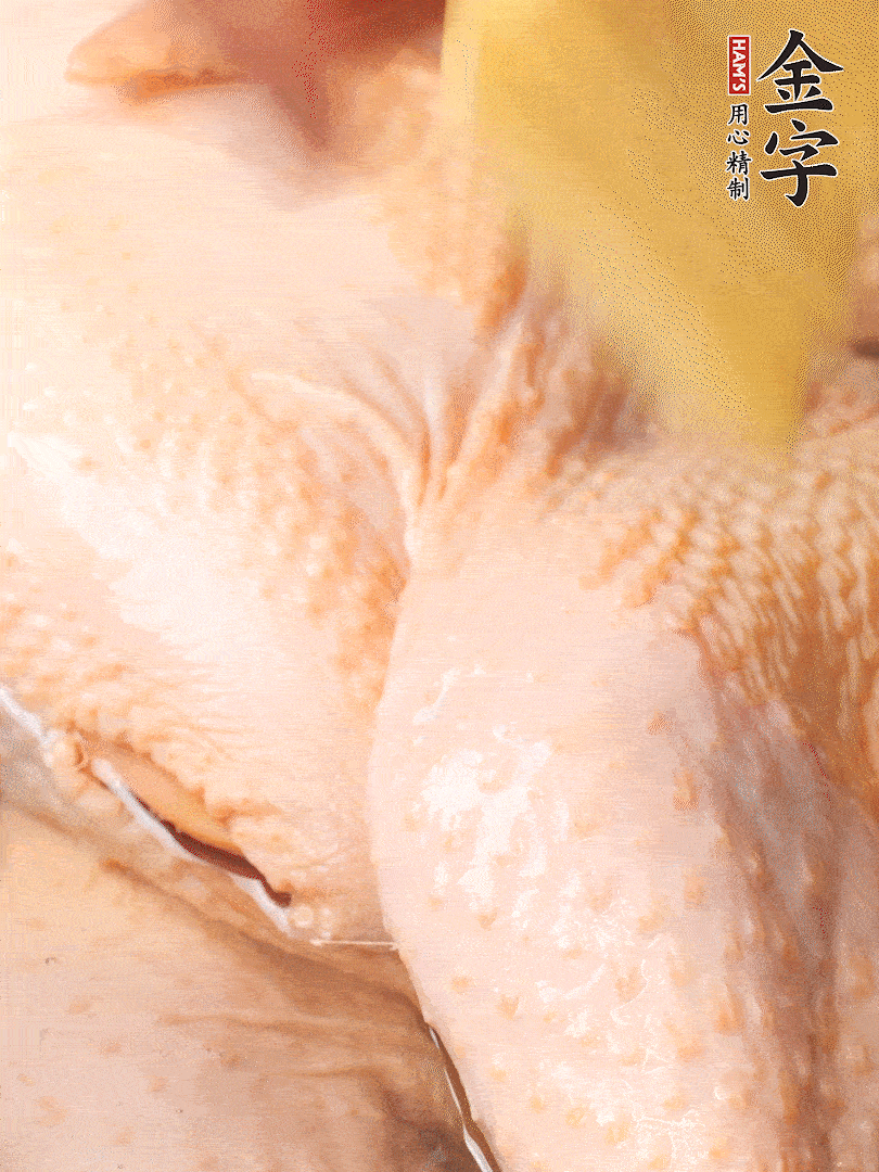 老母雞去頭去尾，斬去雞爪。冷水入鍋，加料酒、蔥姜焯水，煮出浮沫后撈出，用清水洗凈
