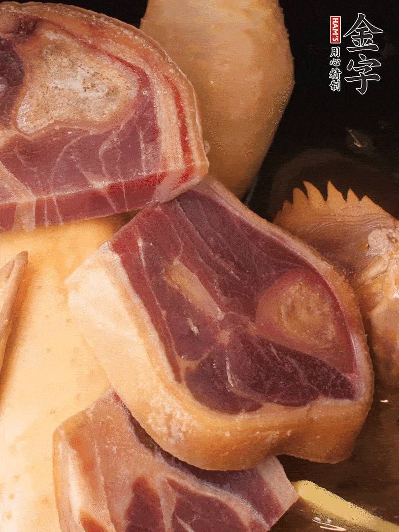火踵、老母雞加蔥、姜、料酒、清水，大火燒開(kāi)后轉(zhuǎn)小火，燉1小時(shí)
