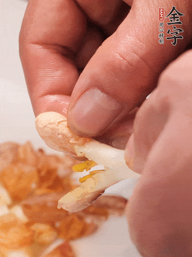 花生芽切段。開水焯水1分鐘，去掉頂部的花生皮
