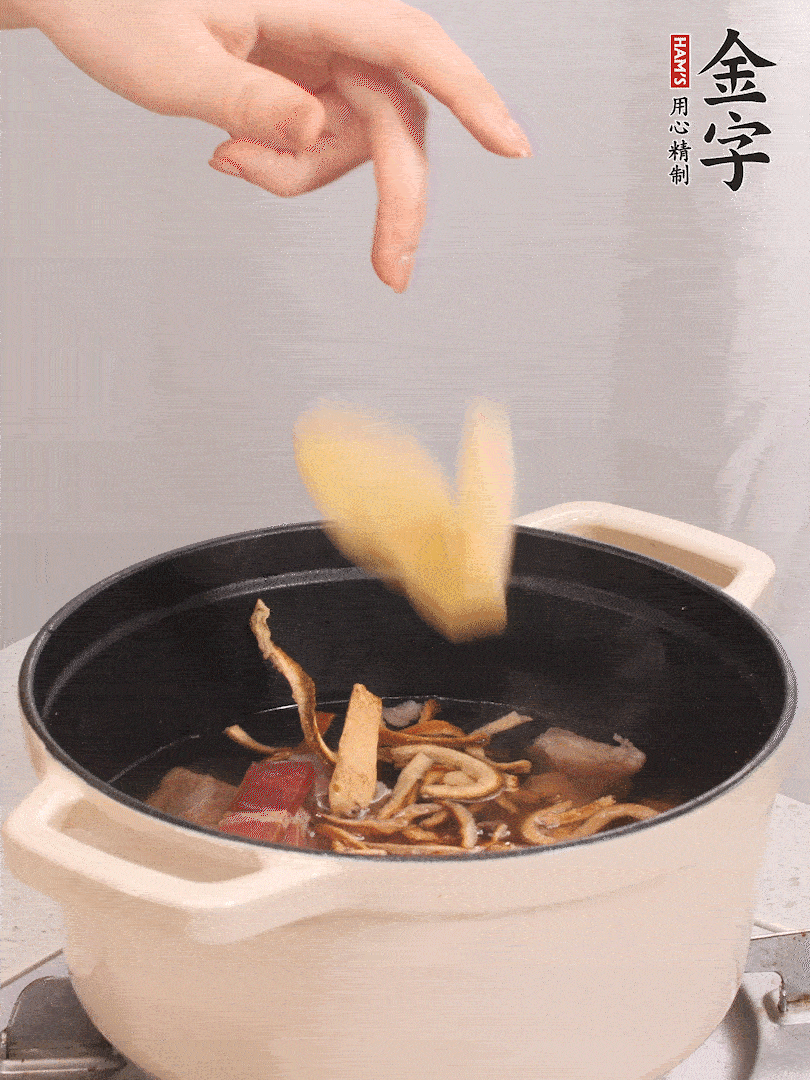 鍋中放牛腩、火腿，然后放入比食材多3倍的水；再放橘子皮、姜片、白胡椒粒燉煮90分鐘