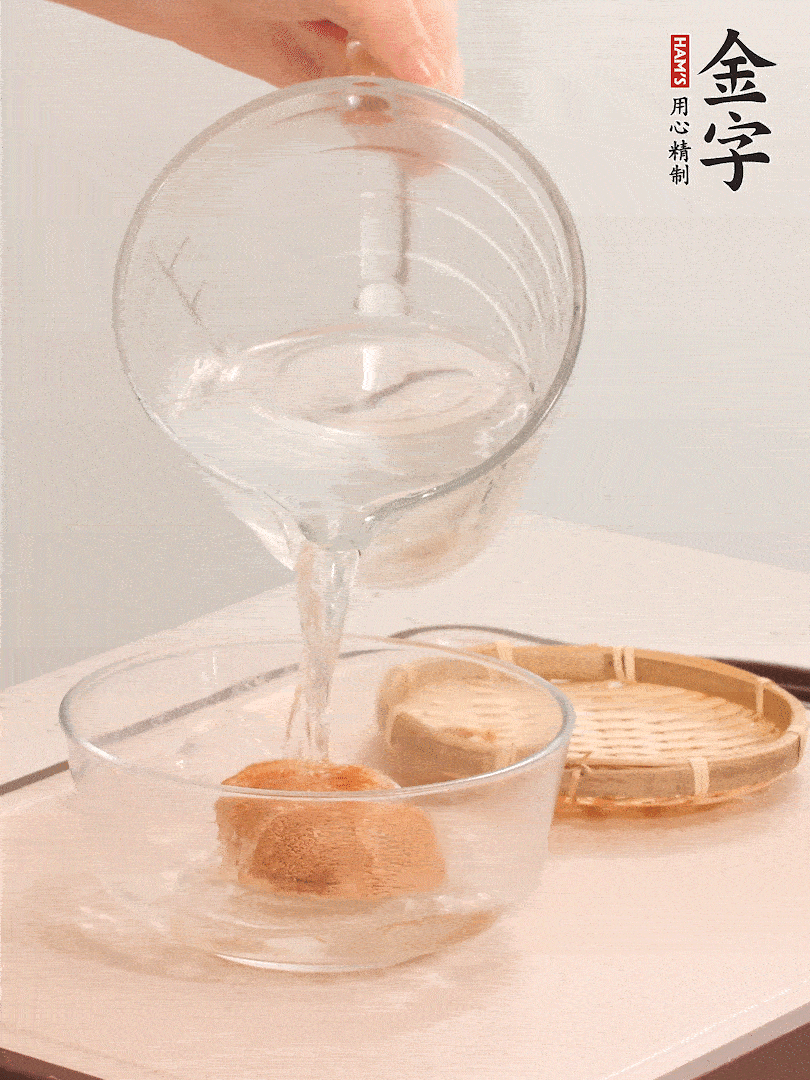 猴頭菇至少泡發(fā)半小時(shí)，將浸泡后的黃水?dāng)D干；