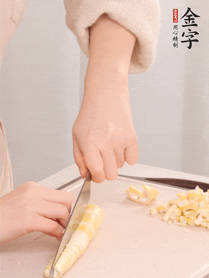 春筍去皮切小塊，焯水2分鐘左右