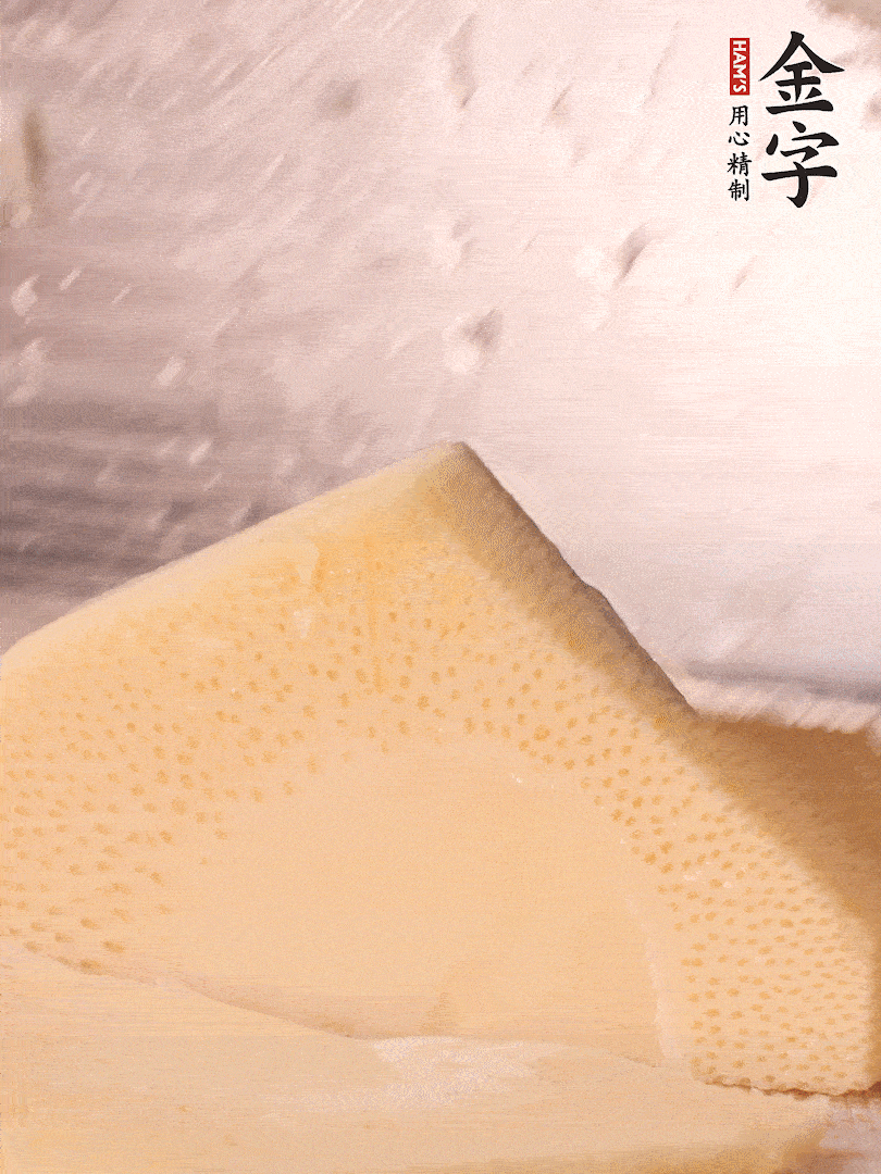 冬筍處理干凈，切滾刀塊，開水焯燙去除澀味
